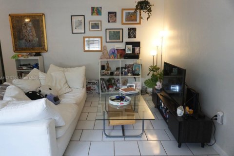 Condo in Coral Gables, Florida, 1 bedroom  № 1695393 - photo 7