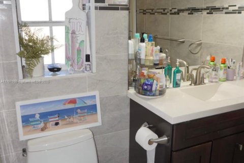 Condo in Coral Gables, Florida, 1 bedroom  № 1695393 - photo 14
