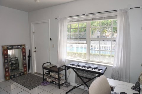 Condo in Coral Gables, Florida, 1 bedroom  № 1695393 - photo 1