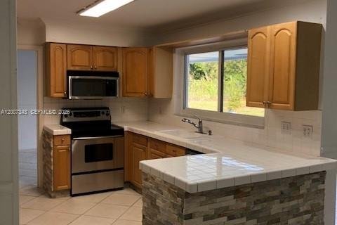 House in Miami, Florida 3 bedrooms, 218.13 sq.m. № 2170817 - photo 9