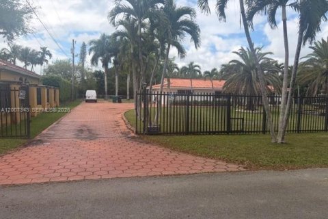 House in Miami, Florida 3 bedrooms, 218.13 sq.m. № 2170817 - photo 2