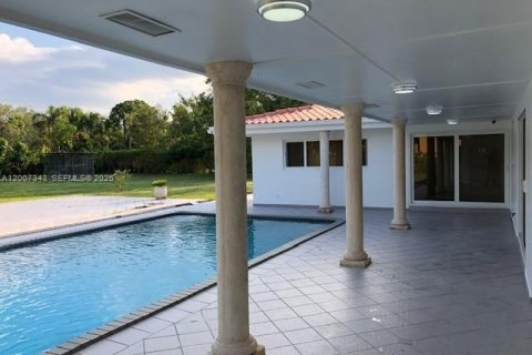 House in Miami, Florida 3 bedrooms, 218.13 sq.m. № 2170817 - photo 13