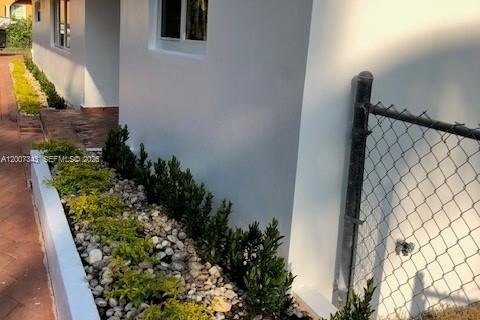 House in Miami, Florida 3 bedrooms, 218.13 sq.m. № 2170817 - photo 19