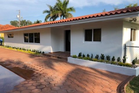 House in Miami, Florida 3 bedrooms, 218.13 sq.m. № 2170817 - photo 18