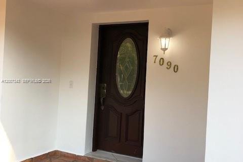 House in Miami, Florida 3 bedrooms, 218.13 sq.m. № 2170817 - photo 20