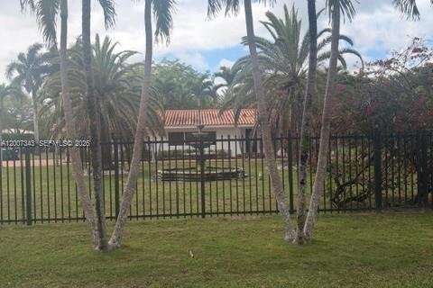 House in Miami, Florida 3 bedrooms, 218.13 sq.m. № 2170817 - photo 6