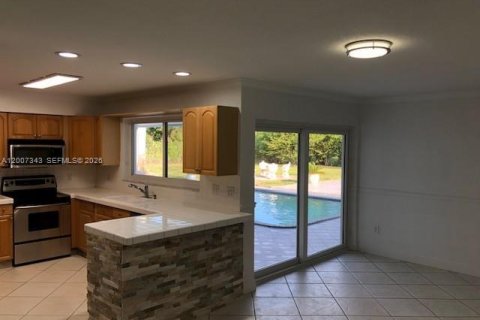 House in Miami, Florida 3 bedrooms, 218.13 sq.m. № 2170817 - photo 10