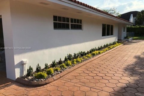House in Miami, Florida 3 bedrooms, 218.13 sq.m. № 2170817 - photo 17