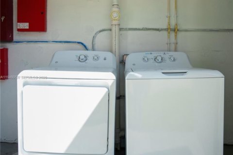 Снять в аренду квартиру в Бей-Харбор-Айлендс, Флорида 1 спальня, 74.32м2, № 2004750 - фото 2