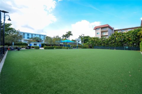 Снять в аренду квартиру в Бей-Харбор-Айлендс, Флорида 1 спальня, 74.32м2, № 2004750 - фото 4