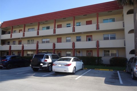 Condo in Sunrise, Florida, 2 bedrooms  № 1926350 - photo 2
