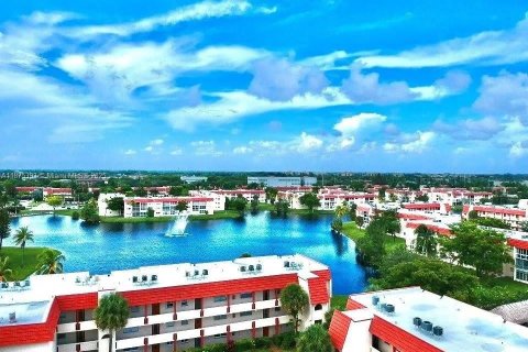 Condo in Sunrise, Florida, 2 bedrooms  № 1926350 - photo 1