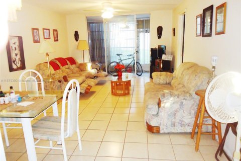 Condo in Sunrise, Florida, 2 bedrooms  № 1926350 - photo 3