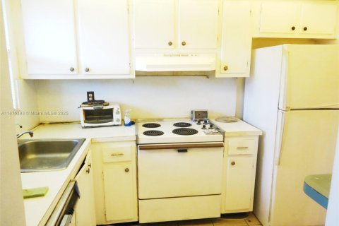 Condo in Sunrise, Florida, 2 bedrooms  № 1926350 - photo 5