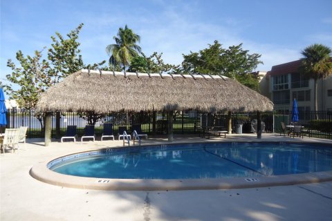 Condo in Sunrise, Florida, 2 bedrooms  № 1926350 - photo 16