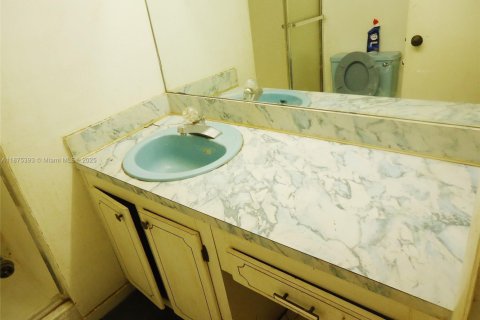 Condo in Sunrise, Florida, 2 bedrooms  № 1926350 - photo 10
