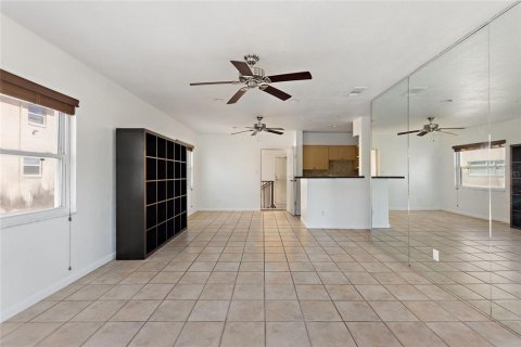 Condo in Saint Petersburg, Florida, 2 bedrooms  № 1819104 - photo 11