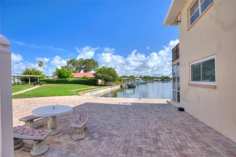 Condo in Saint Petersburg, Florida, 2 bedrooms  № 1819104 - photo 2