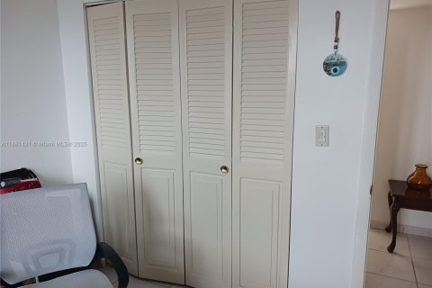 Condo in Pembroke Pines, Florida, 2 bedrooms  № 1925100 - photo 15