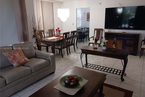 Condo in Pembroke Pines, Florida, 2 bedrooms  № 1925100 - photo 13