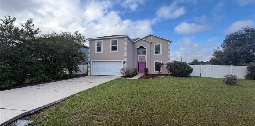 House in Poinciana, Florida 4 bedrooms, 259.85 sq.m. № 2391439