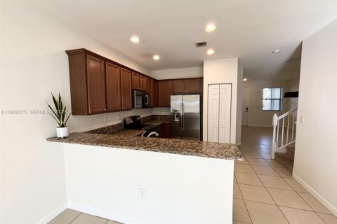 Touwnhouse à louer à Doral, Floride: 4 chambres, 163.23 m2 № 1982023 - photo 5