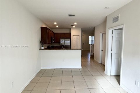 Touwnhouse à louer à Doral, Floride: 4 chambres, 163.23 m2 № 1982023 - photo 2