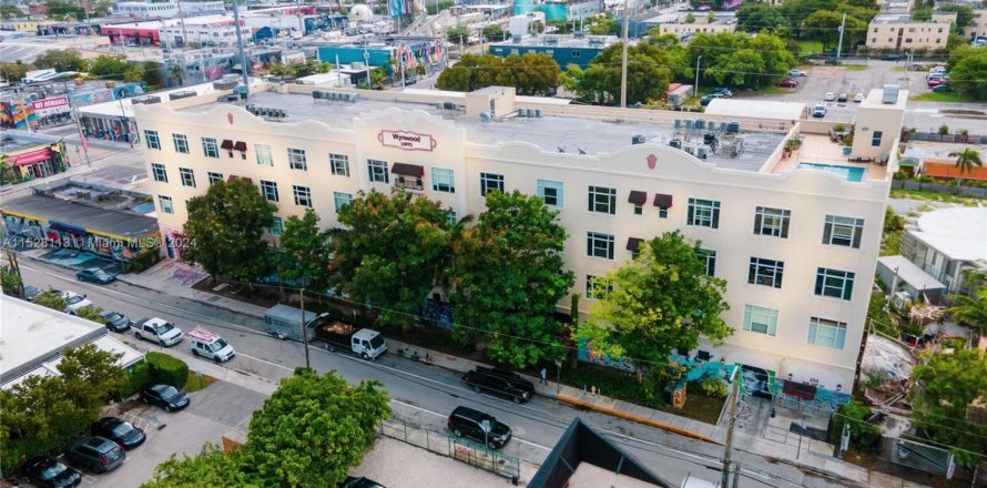 Commercial property in Miami, Florida № 994205