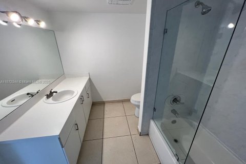 Condominio en alquiler en Hialeah, Florida, 1 dormitorio, 75.25 m2 № 1926238 - foto 5
