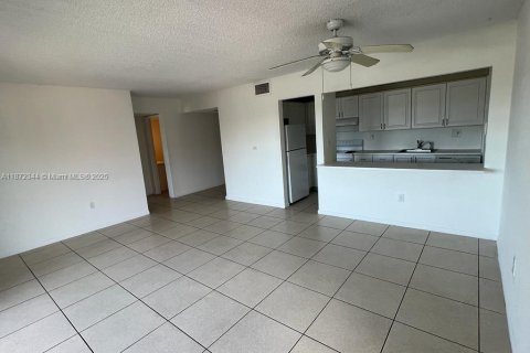Condominio en alquiler en Hialeah, Florida, 1 dormitorio, 75.25 m2 № 1926238 - foto 1