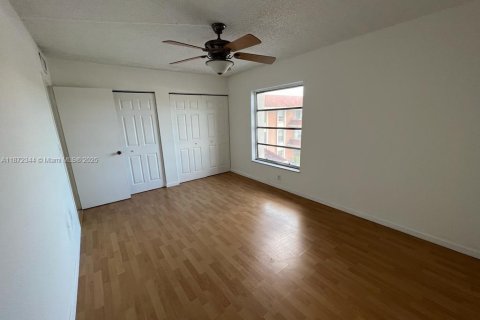 Condominio en alquiler en Hialeah, Florida, 1 dormitorio, 75.25 m2 № 1926238 - foto 4
