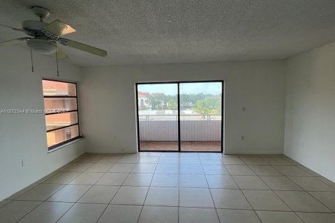 Condominio en alquiler en Hialeah, Florida, 1 dormitorio, 75.25 m2 № 1926238 - foto 2