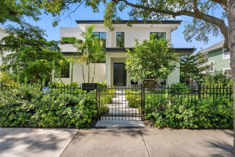 House in Saint Petersburg, Florida 4 bedrooms, 332.96 sq.m. № 1828416 - photo 1