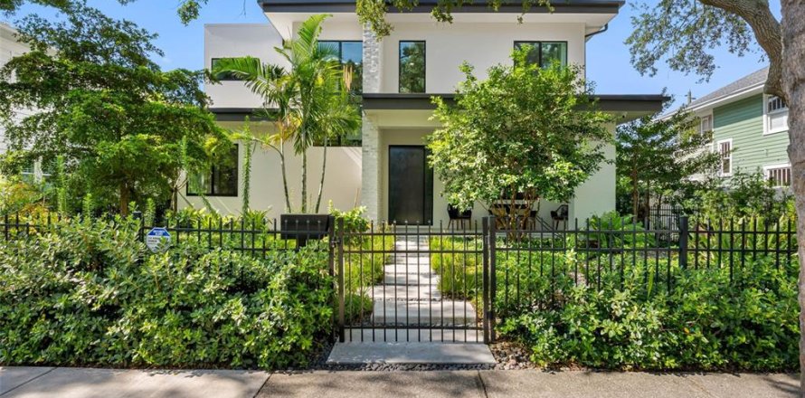 House in Saint Petersburg, Florida 4 bedrooms, 332.96 sq.m. № 1828416