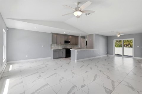 House in North Port, Florida 3 bedrooms, 130.06 sq.m. № 2097404 - photo 12