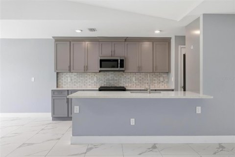 House in North Port, Florida 3 bedrooms, 130.06 sq.m. № 2097404 - photo 6