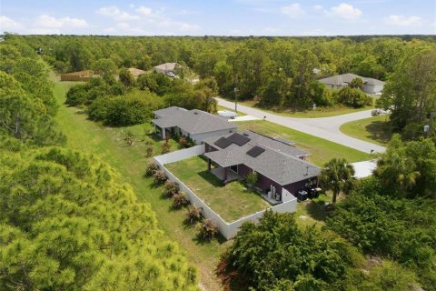 House in North Port, Florida 3 bedrooms, 130.06 sq.m. № 2097404 - photo 3