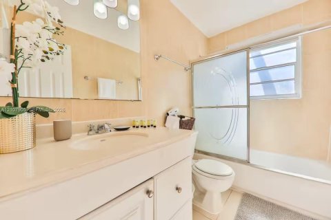 Villa ou maison à louer à Miami, Floride: 5 chambres, 193.89 m2 № 2421067 - photo 14