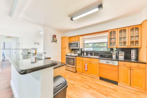 Villa ou maison à louer à Miami, Floride: 5 chambres, 193.89 m2 № 2421067 - photo 7