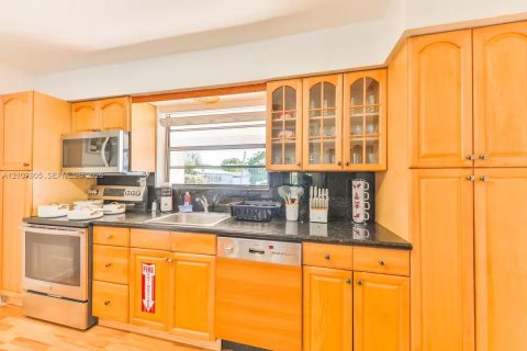 Villa ou maison à louer à Miami, Floride: 5 chambres, 193.89 m2 № 2421067 - photo 8