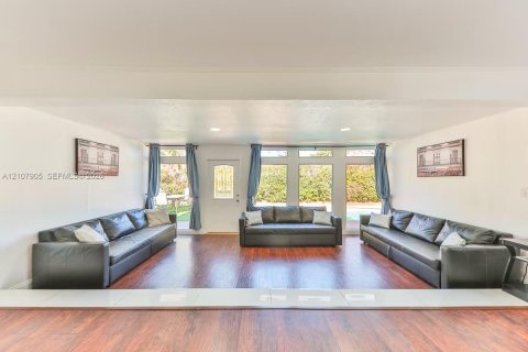 Villa ou maison à louer à Miami, Floride: 5 chambres, 193.89 m2 № 2421067 - photo 3