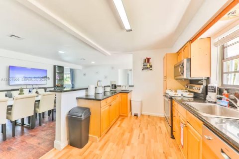Villa ou maison à louer à Miami, Floride: 5 chambres, 193.89 m2 № 2421067 - photo 6
