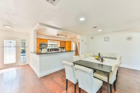 Villa ou maison à louer à Miami, Floride: 5 chambres, 193.89 m2 № 2421067 - photo 9