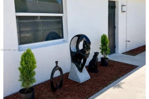 Appartement à louer à Miami, Floride: 2 chambres, 153.29 m2 № 2315592 - photo 2