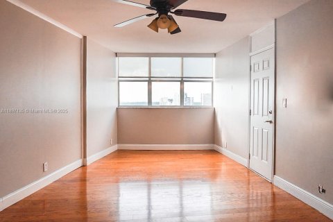 Condo in Hallandale Beach, Florida, 2 bedrooms  № 2081535 - photo 9