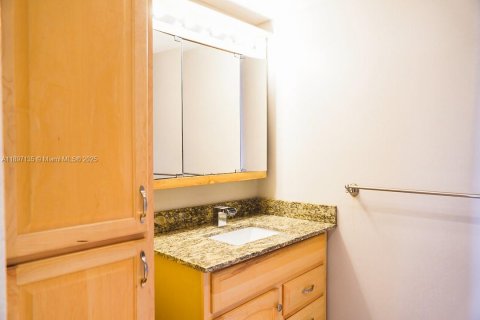 Condo in Hallandale Beach, Florida, 2 bedrooms  № 2081535 - photo 11