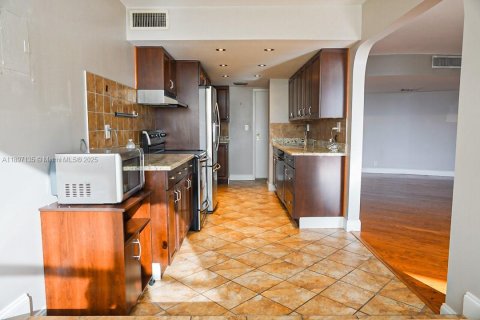 Condo in Hallandale Beach, Florida, 2 bedrooms  № 2081535 - photo 8