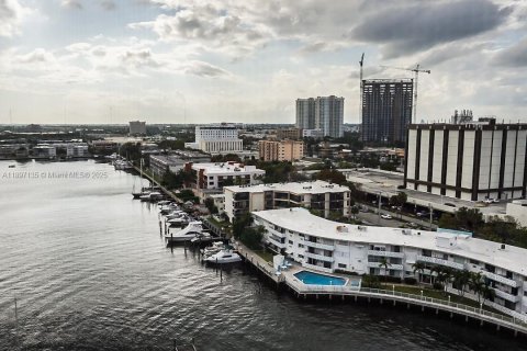 Condo in Hallandale Beach, Florida, 2 bedrooms  № 2081535 - photo 19