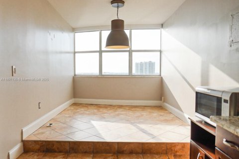Condo in Hallandale Beach, Florida, 2 bedrooms  № 2081535 - photo 6