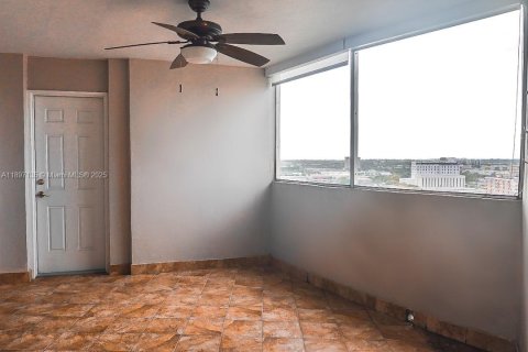 Condo in Hallandale Beach, Florida, 2 bedrooms  № 2081535 - photo 17